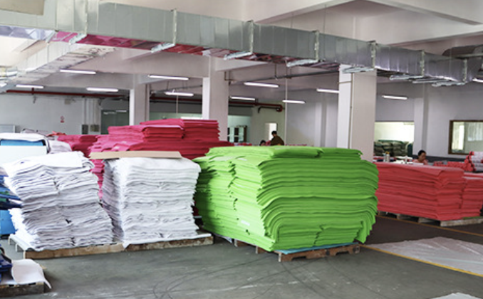 完成加工的彩色垫类产品整齐入库